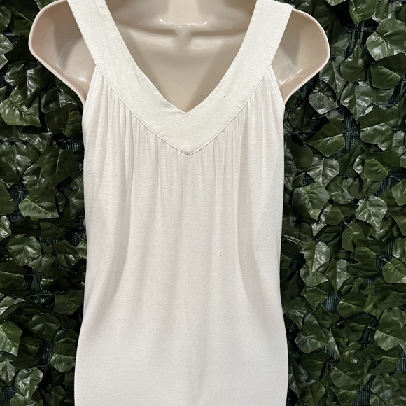 Sleevless tank - Picture 1 of 3